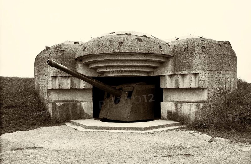 German Krupp 15 cm cannon, gun, in the bunker of the Le Chaos battery, gun battery, Atlantic Wall, Second World War, D-Day, Operation Overlord, Longues-sur-Mer, black and white, vintage, Normandy, Calvados, France