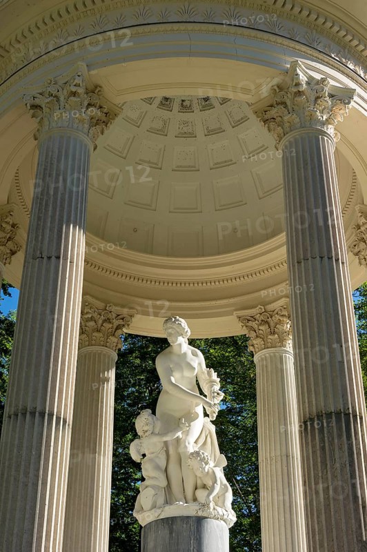 Statue of Venus with Cupid in the Temple of Venus above the terraced gardens, park of Linderhof Castle, UNESCO World Heritage Site, Ettal, Unterammergau, Garmisch-Partenkirchen, Upper Bavaria, Bavaria, Germany