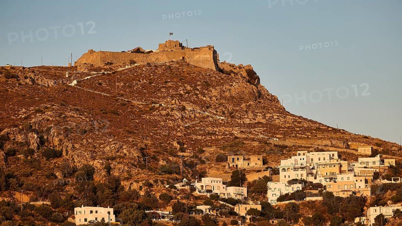 Settlement with castle on a hill in the warm light of the evening sun, surrounded by vegetation, Pandeli Castle, Castle, Leros Fortress, St John's Fortress, Apitiki Hill, Pandeli Bay, Agia Marina, Leros, Dodecanese, Greek Islands, Greece