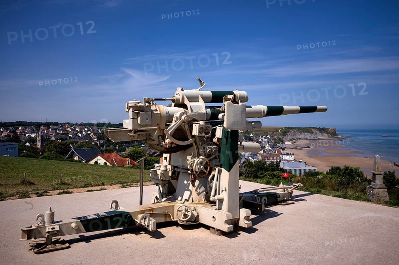 German 8, 8 cm gun, cannon, anti-aircraft gun, behind it Phoenix Caissons, caissons, concrete boxes, were used in the sea as breakwaters and to form an improvised harbour, Mulberry B Harbour, Mulberry Harbour, Port Winston, Gold Beach, beach, D-Day, Operation Overlord, Atlantic Wall, Arromanches-les-Bains, Normandy, Calvados, France