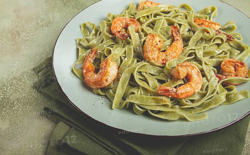 Tagliatelle with spinach, in cream sauce, with shrimp, homemade, no people
