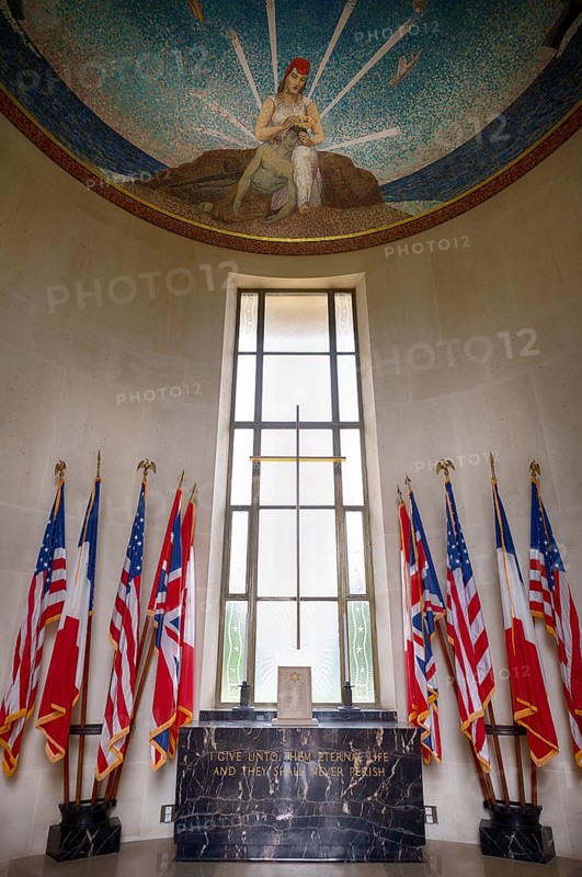 Interior, ceiling fresco, altar, flags, chapel, chapel, military cemetery, Normandy American Cemetery and Memorial, Omaha Beach, D-Day, Operation Overlord, Saint-Laurent-sur-Mer near Colleville-sur-Mer, Normandy, Calvados, France
