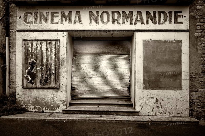 Oldest former cinema of Bayeux, derelict, Lost Place, Cinéma Normandie, old town, black and white, vintage, retro, Bayeux, Normandy, Calvados, France