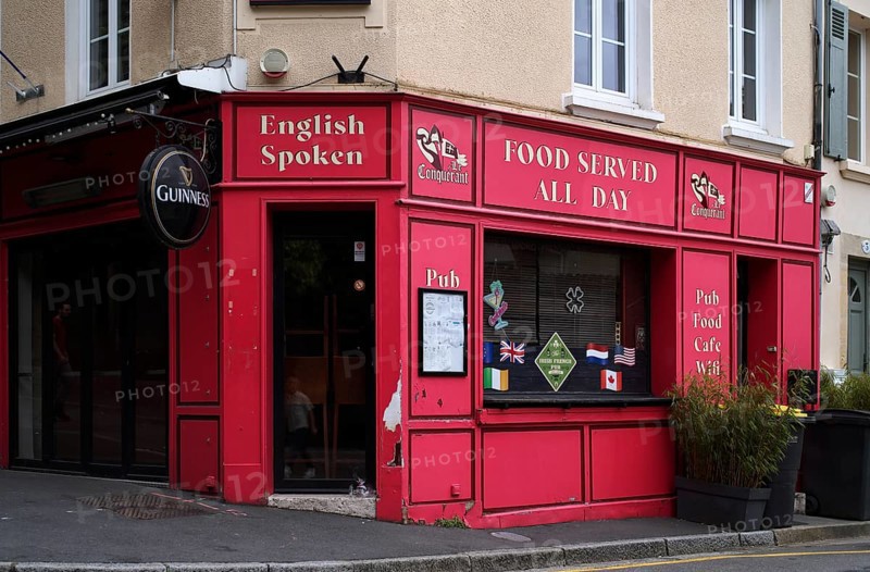 English pub, café, British pub, red, English Spoken, sign, Guinness, old town, Bayeux, Normandy, Calvados, France