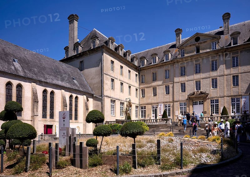 Visitors flock to the museum, Musée de la Tapisserie, Bayeux Tapestry, Old Town, Bayeux, Normandy, Calvados, France