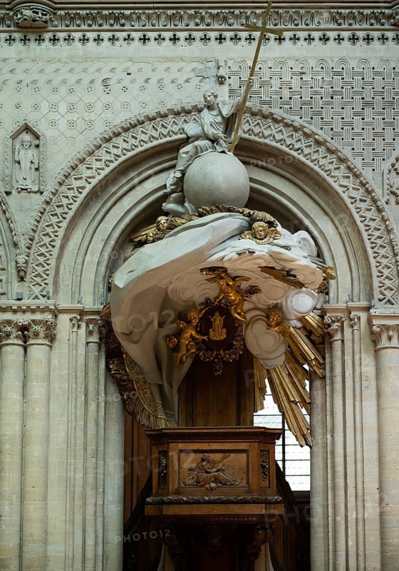 Interior view, angel on pulpit, holding a golden sword, Cathédrale Notre-Dame de Bayeux, Bayeux, Calvados, France