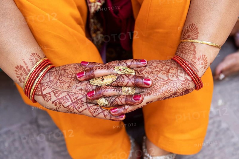 Indian woman showing hands painted with henna, Mehrangarh or Meherangarh Fort, Jodhpur, Rajasthan, India