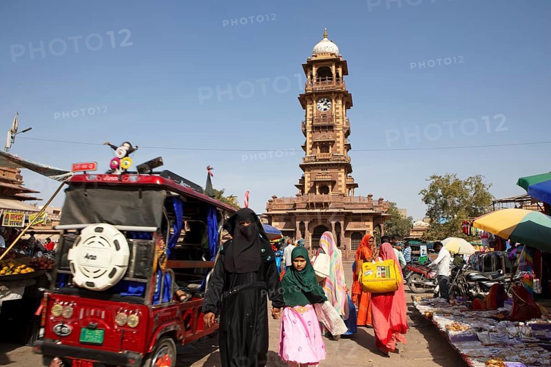 Hustle and bustle at the Sandar Market Girdikot, behind the clock tower Ghanta Ghar, old town of Jodhpur, Rajasthan, India