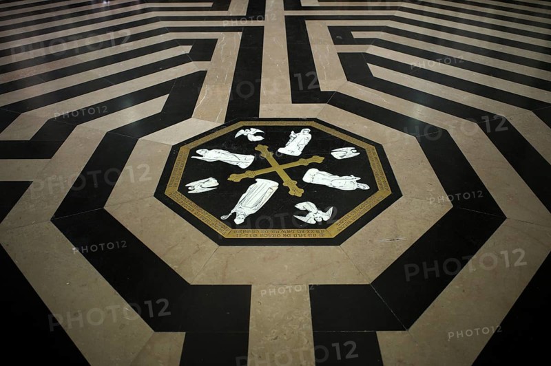 Interior view, floor labyrinth, commemorative plaque in honour of the builders and master builders of the cathedral, Cathédrale Notre-Dame d'Amiens, Amiens, Somme, France