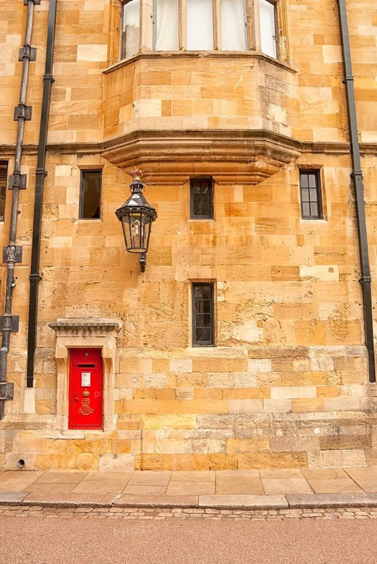 Royal Mail letterbox in the wall of Windsor Castle, also known as Windsor Castle, is located in the English town of Windsor in the south of England in the county of Berkshire. It is the largest continuously inhabited castle in the world. The origins of Windsor Castle date back to the time of William the Conqueror. The castle and the entire Windsor estate are owned by the British Crown. England, GB
