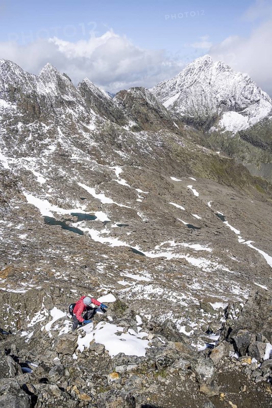 Mountaineers in a rocky mountain landscape, ascent to the Keeskopf from the Niedere Gradenscharte, behind the summit of the Kleiner Hornkopf, Schober group, Hohe Tauern National Park, Carinthia, Austria