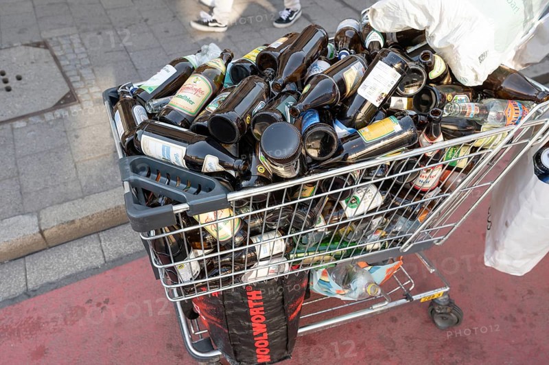 Shopping trolley overflowing with empty beer bottles on the mountain, Erlanger Bergkirchweih, traditional twelve-day folk festival, Erlangen, Middle Franconia, Bavaria, Germany
