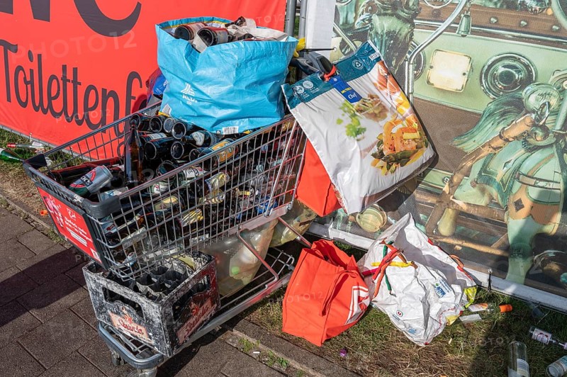 Shopping trolleys and carrier bags overflowing with empty beer bottles on the mountain, Erlanger Bergkirchweih, traditional twelve-day folk festival, Erlangen, Middle Franconia, Bavaria, Germany