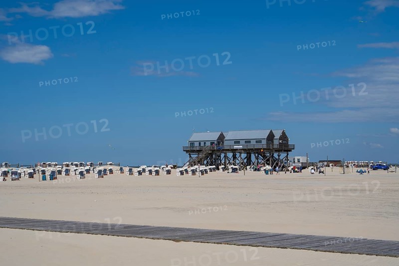 New pile dwellings on the beach with beach attendant and toilets, beach chairs, wooden jetty, Sankt Peter Ording, Eiderstedt, North Frisia, North Sea, Schleswig-Holstein, Germany