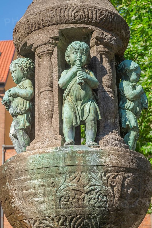 Tower wind fountain at St Peter's Cathedral, three musicians on the fountain column playing historical wind instruments, bronze sculpture from 1899 by sculptor Max Dennert, Old Town, Hanseatic City of Bremen, Germany