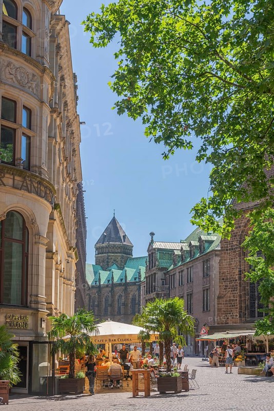 View along Unser Lieben Frauen churchyard, back of the town hall, UNESCO World Heritage Site, tower of St. Peter's Cathedral, Café Bar Celona, parasol, stall, flower pots with palm trees, Old Town, Hanseatic City of Bremen, Germany