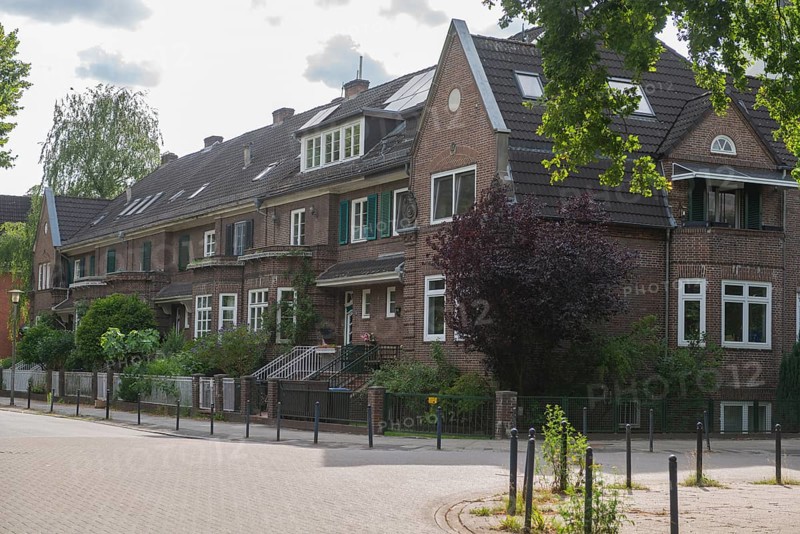 Living in the Weidedamm district, Am Weidedamm, brick architecture, bay window, front garden with trees and plants, steps to the entrance, fence, street, Hanseatic City of Bremen, Germany