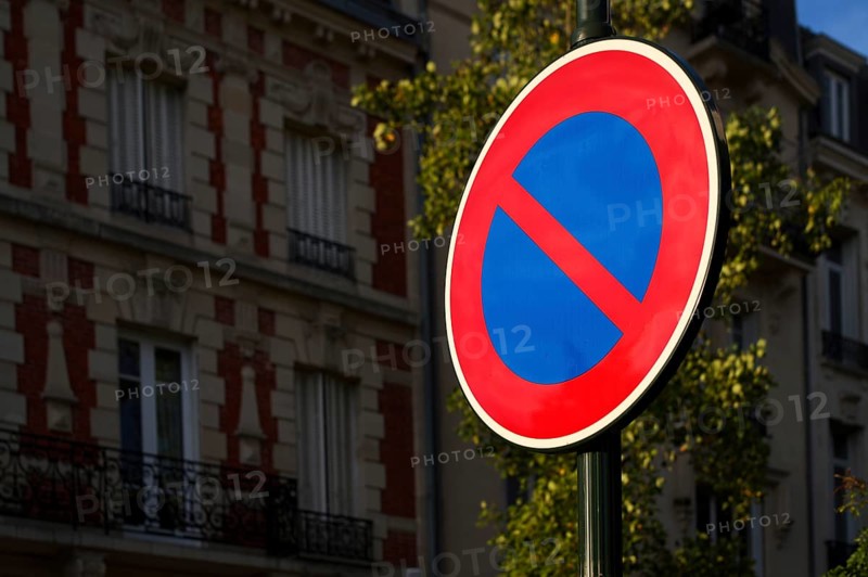 Sign, traffic sign, no stopping restrictions, Avenue de Champagne, Épernay, Marne, France
