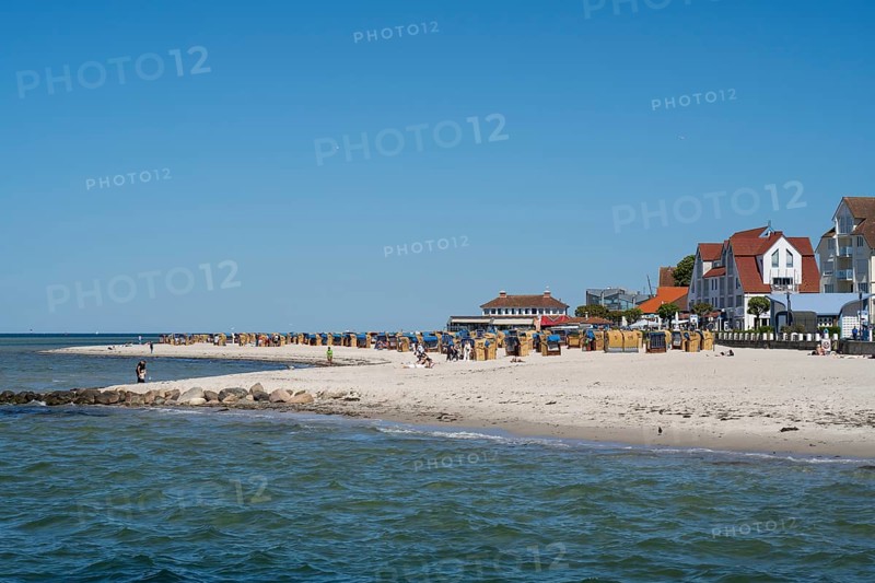 Beach chairs on sandy beach, building, Laboe, Baltic seaside resort, fjord, Baltic Sea, North Frisia, Schleswig-Holstein, Germany