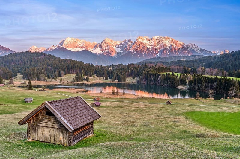 Alpenglow at Geroldsee, lake, hut, mountains, Karwendel Mountains, Geroldsee, Krün, Upper Bavaria, Bavaria, Germany