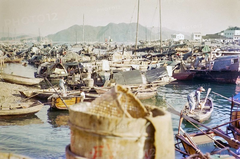 People living on boats, sampans and junks in harbour, Aberdeen, Hong Kong, Asia 1965