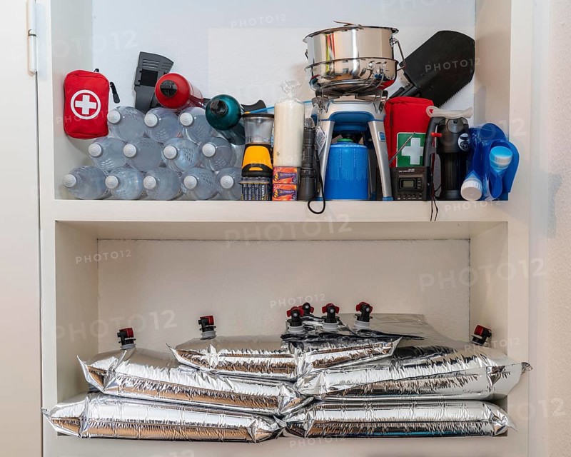 Emergency preparedness, food storage in a private household, shelf, pantry, with long-life food, bottled mineral water and 10 litre water bag, for storing drinking water at home, as an emergency reserve in the event of a blackout or similar, lightweight, foldable, reusable bag made of multi-layer film, with tapping device, for long-term storage of up to one year, recommended 3 litres of drinking water per person, for 10 days of storage