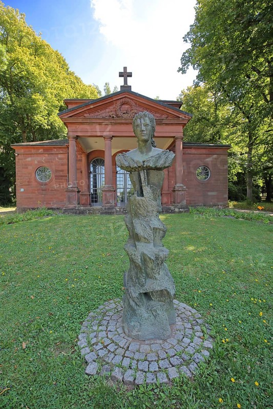 Caroline Hall built in 1763 with monument to Landgravine Karoline Henriette, wife of Louis IX of Hesse-Darmstadt, Caroline, sculpture, bust, stele, Old Cemetery, Pirmasens, Rhineland-Palatinate, Germany