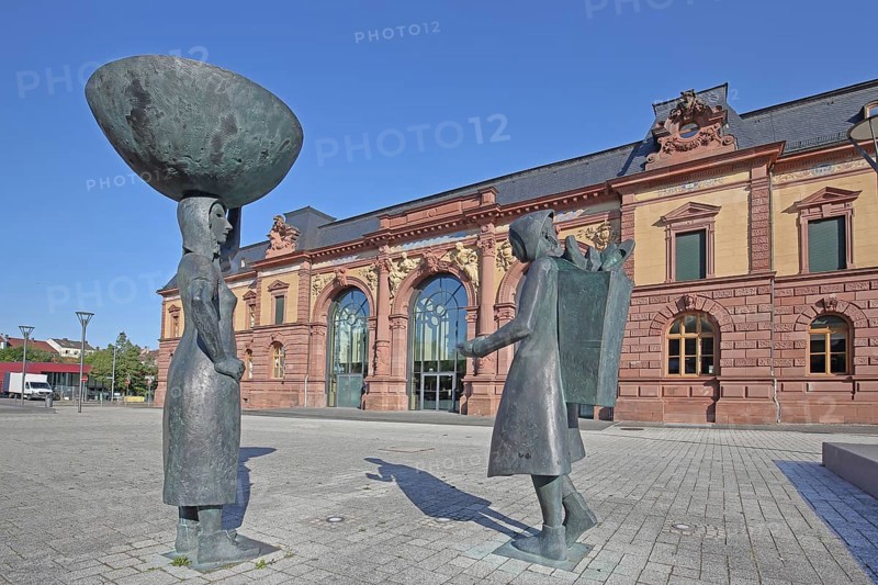 Old Post Office built in 1893 Neo-Renaissance and sculpture Shoe Carrier by Martin Schöneich 2015, monument to woman during the development of the former shoe industry, shoe production, bronze sculpture, modern art, shoe, female figure, carrying a large basket on her head, symbol, shoemaker, carrier, presentation, show, building, Joseph-Krekeler-Platz, Old Post Office, Shoe Carrier, Pirmasens, Rhineland-Palatinate, Germany
