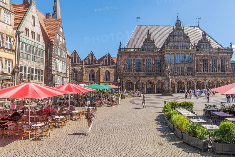 Facade of the Old Town Hall on the market square, UNESCO World Heritage Site, architecture, Brick Gothic and Weser Renaissance, arcade, Roland, nave of Our Lady's Church, historic row of houses, gabled houses, attraction, restaurant, sunshades, Old Town, Hanseatic City of Bremen, Germany