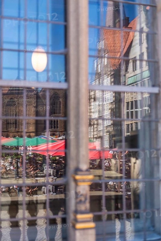 Market square, Old Town Hall and historic houses reflected in the window of the Bremen Chamber of Commerce, Restaurant, Old Town, Hanseatic City of Bremen, Germany
