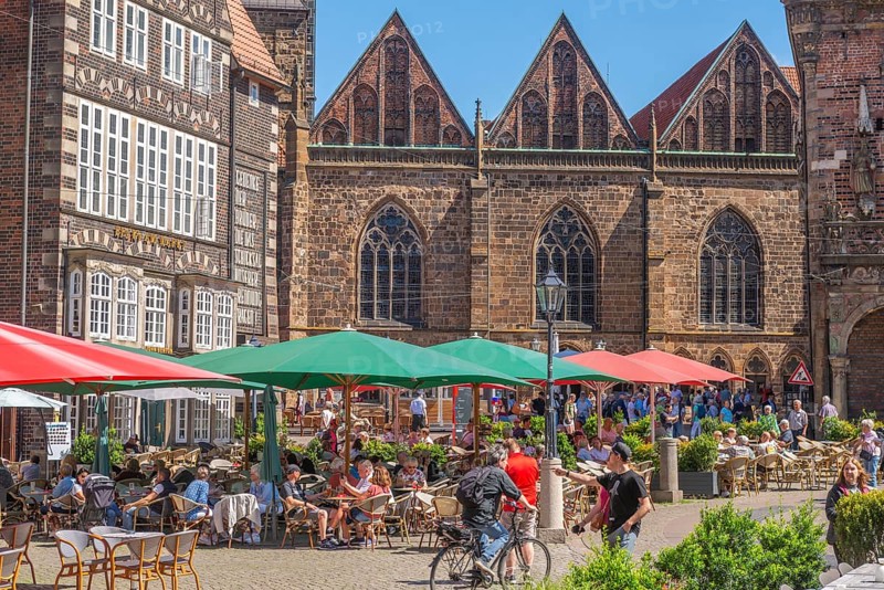 Nave of Our Lady's Church, pointed gable, historic building with bay windows, numerous tourists, market square with greenery, Old Town, Hanseatic City of Bremen, Germany