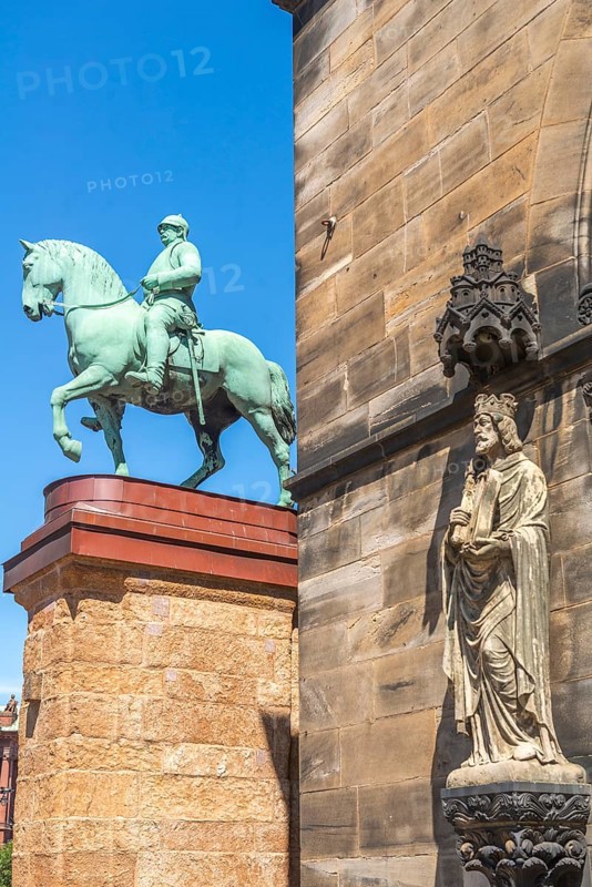 Founder and Chancellor of the German Reich Bismarck, monument next to St Peter's Cathedral, bronze equestrian monument, sculptor Adolf von Hildebrand, cathedral figure, Old Town, Hanseatic City of Bremen, Germany