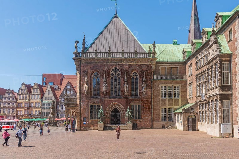 Market square with Old and New Town Hall, Heralds, Equestrian statue in front of the east portal of the Old Town Hall, UNESCO World Heritage Site, Market square with Roland and historic row of houses, Gastronomy, Old Town, Hanseatic City of Bremen, Germany