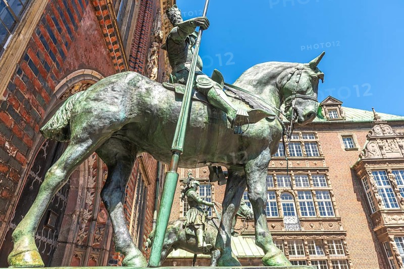 Heralds, equestrian statues at the east portal of the Old Town Hall, armoured rider with lance and helmet made of sheet copper, sculptor Rudolf Maison, in the background New Town Hall, Old Town, Hanseatic City of Bremen, Germany