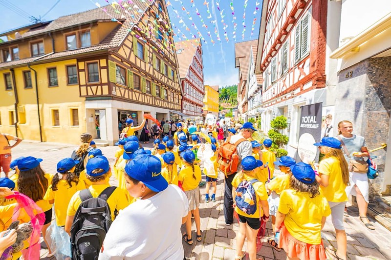 Children in yellow clothes enjoying a street party, 950 years Calw, parade Calw, Black Forest, Germany