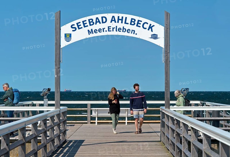 Seaside resort Ahlbeck, Meer.Erleben, Welcome sign at the pier in Ahlbeck, Usedom Island, Mecklenburg-Western Pomerania, Germany