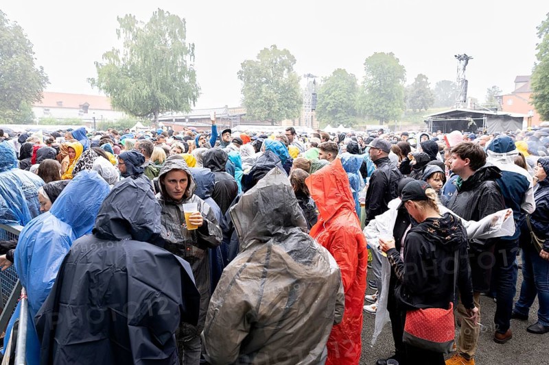 Audience in the rain, Wanda, rock/pop band, Austria, Schön bei dir Live 2025 Tour, open air at the Citadel Music Festival, 12 July 2025, Zitadelle Spandau, Berlin, Germany, sold out < english> Wanda, rock/pop band, Austria, Schön bei dir Live 2025 Tour, open air at the Citadel Music Festival, July 12, 2025, Spandau Citadel, Berlin, Germany
