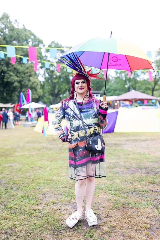Artist with colourful umbrella at Kidzapalooza at the Lollapalooza Festival in the Olympiastadion and on the Maifeld, Berlin, 12.07.2025
