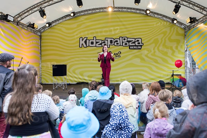 Magic show with Alison Wonder at Kidzapalooza at the Lollapalooza Festival in the Olympiastadion and on the Maifeld, Berlin, 12.07.2025