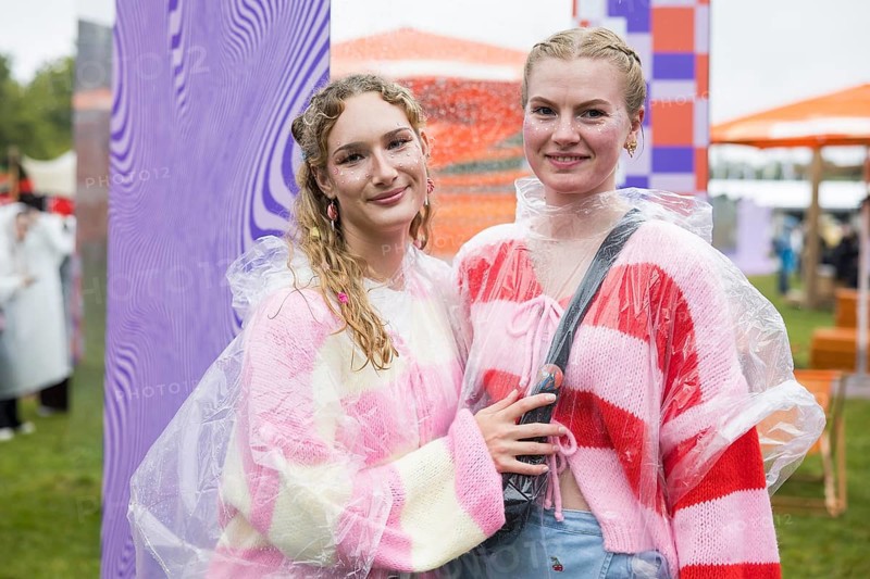 Festival visitors Emily and Celine from Halle at Fashionpalooza at the Lollapalooza Festival in the Olympiastadion and on the Maifeld, Berlin, 12 July 2025