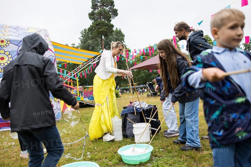 An artist makes soap bubbles with children at Kidzapalooza at the Lollapalooza Festival in the Olympiastadion and on the Maifeld, Berlin, 12 July 2025