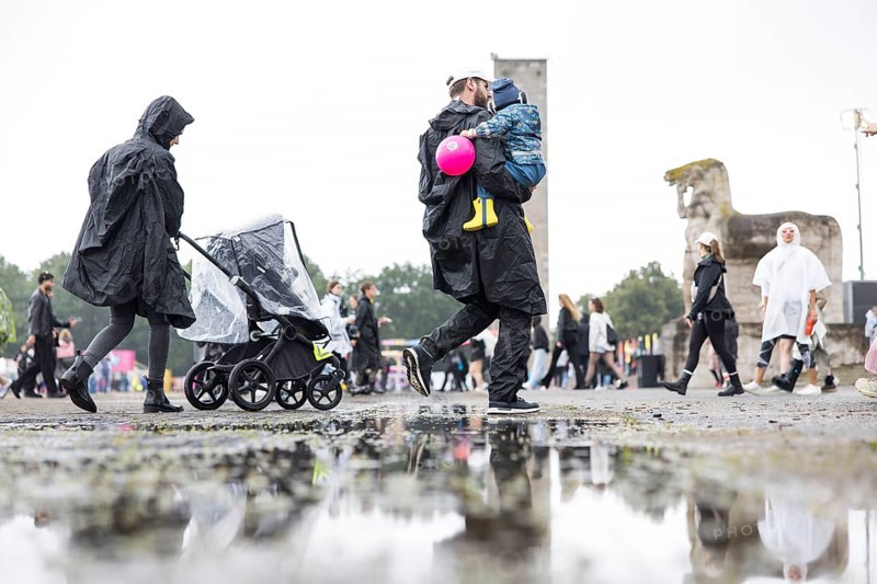 Festival visitor with child at the Lollapalooza Festival in the Olympic Stadium and on the Maifeld, Berlin, 12.07.2025