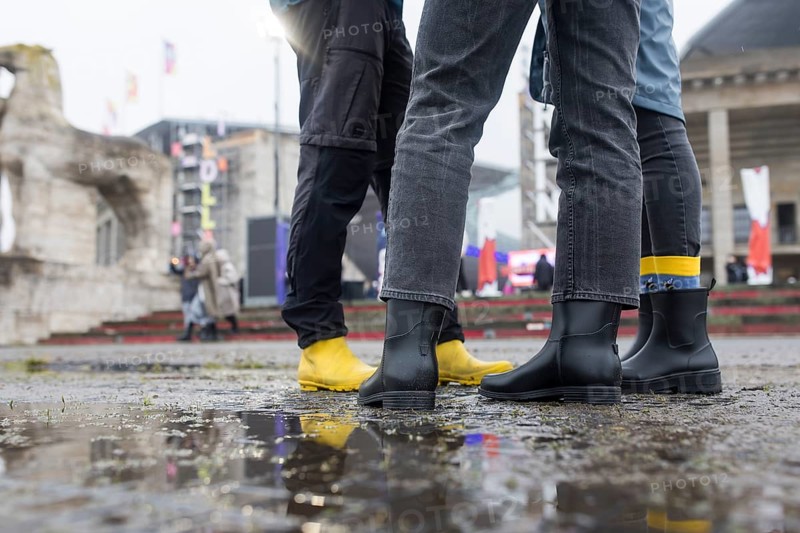 Festival visitors with rubber boots in front of the Olympic Stadium at the Lollapalooza Festival in the Olympic Stadium and on the Maifeld, Berlin, 12.07.2025