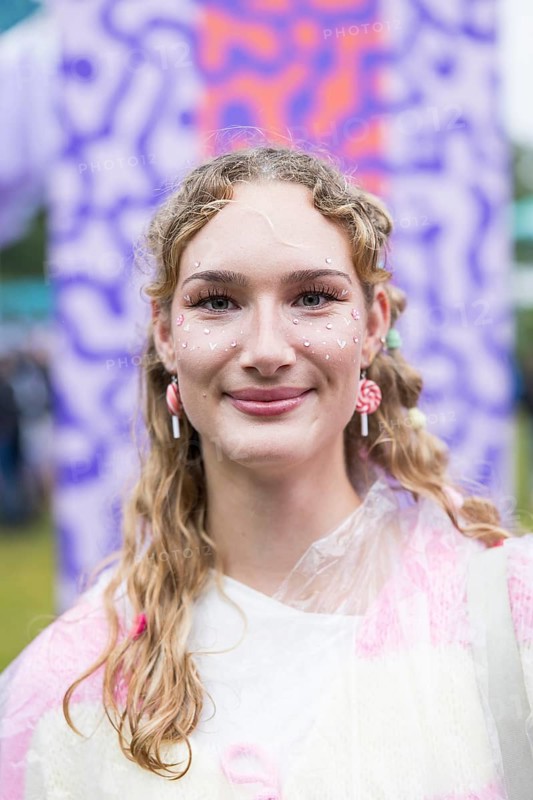 Festivalgoer Emily from Halle adorned with glitter, hearts and earrings made of candy canes at Fashionpalooza at the Lollapalooza Festival in the Olympic Stadium and on the Maifeld, Berlin, 12.07.2025