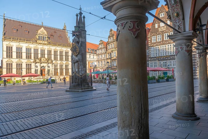 Historic market square with Schütting House, the Chamber of Industry and Commerce (left), and the gabled houses, Roland statue with shield and imperial eagle, restaurant, view through the arcade of the town hall, UNESCO World Heritage Site, listed building, Old Town, Hanseatic City of Bremen, Germany