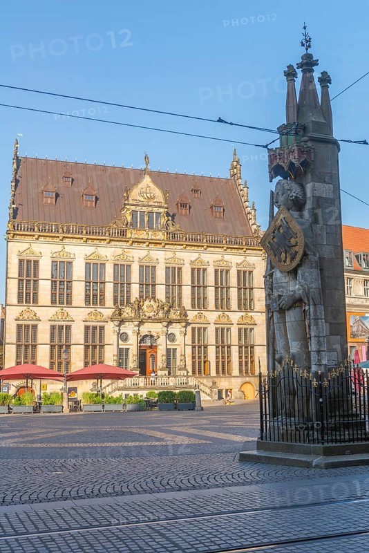 Historic market square with Schütting House, the Chamber of Industry and Commerce, Roland statue with shield and imperial eagle, symbol of medieval urban market law, listed building, Old Town, Hanseatic City of Bremen, Germany