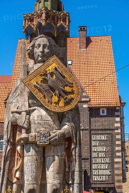 Roland statue on the market square in front of the German House, symbol of medieval urban market law, shield with imperial eagle of the Holy Roman Empire, sword, Old Town, Hanseatic City of Bremen, Germany