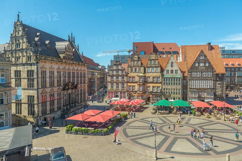 Historic market square with the Schütting House, the Chamber of Industry and Commerce (left), and the gabled houses, listed building, restaurant with sunshades, cobblestones form a circle with sectors, Old Town, Hanseatic City of Bremen, Germany