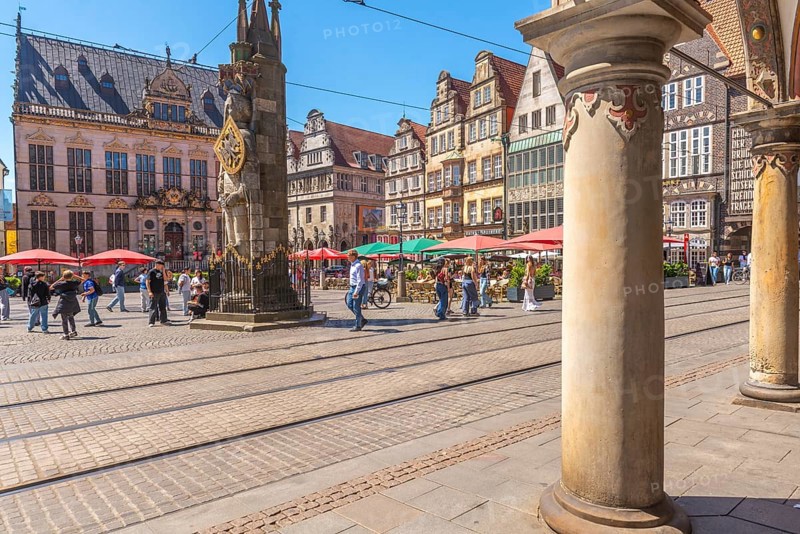 Market square with Roland statue, historic gabled houses under monument protection, Chamber of Industry and Commerce (left), seen from the portico of the town hall, restaurant, sunshades, Old Town, Hanseatic City of Bremen, Germany