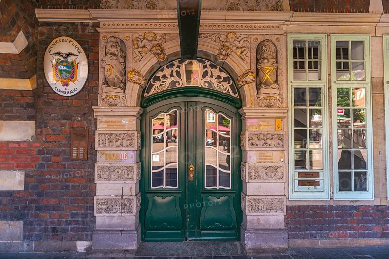 Consulate of the Republic of Ecuador, Am Markt 1, national coat of arms, entrance with gilded ornamentation, historical ambience, listed building, historic city centre, Hanseatic City of Bremen, Germany